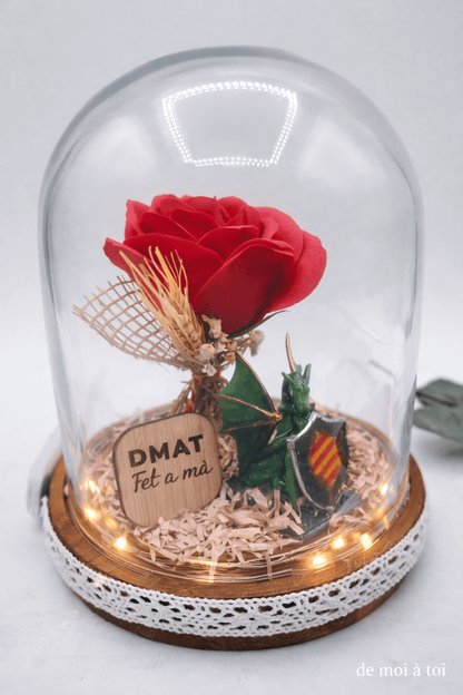Cúpula con rosa preservada y dragón como regalo original en sant jordi