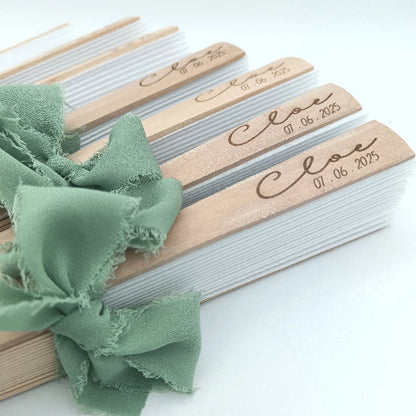 abanico personalizado con lazo de gasa verde para invitadas