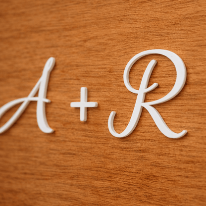 Detalle cartel boda madera personalizado con acrílico blanco en relieve diseño viajeros
