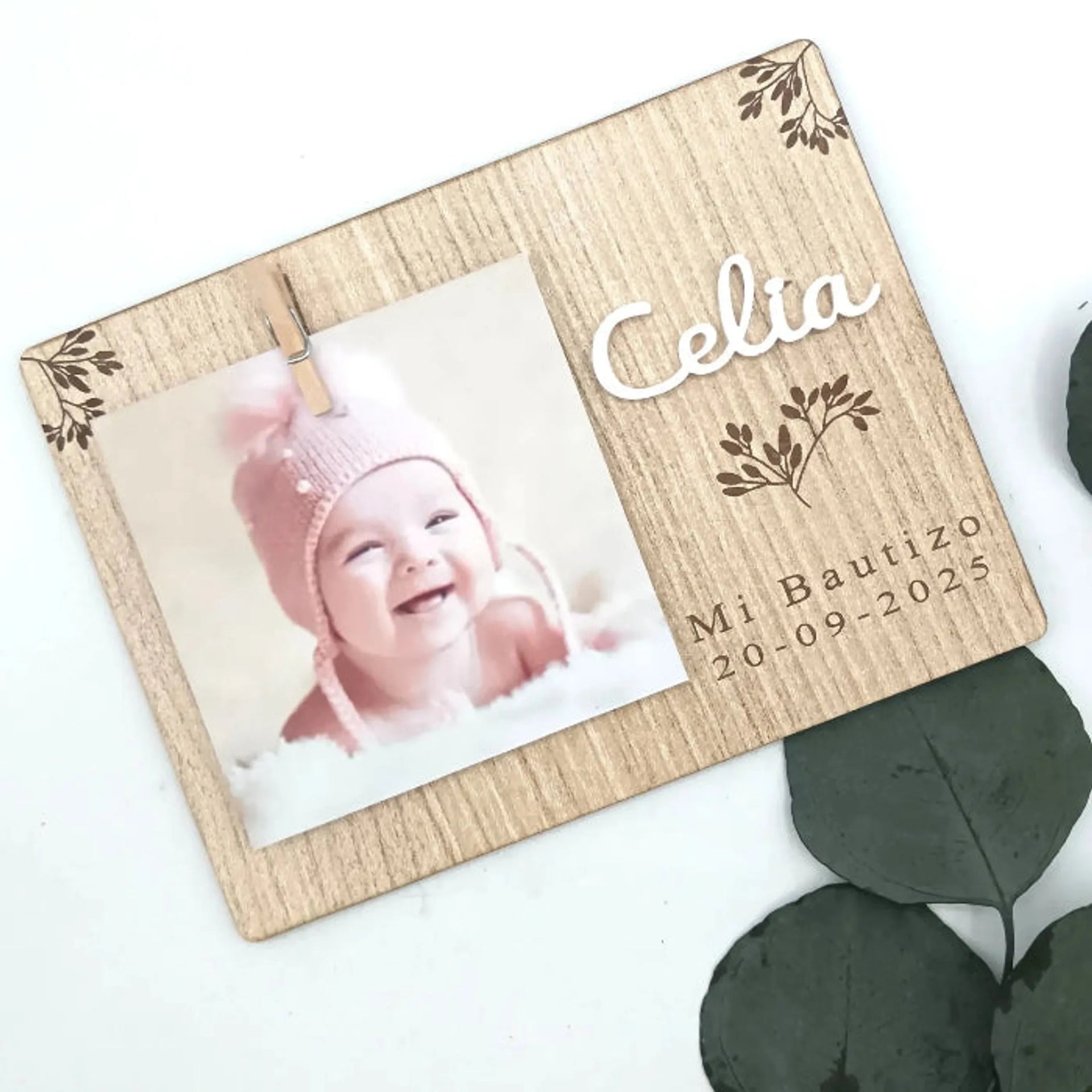 recordatorio de bautizo artesanal con nombre tallado en acrílico blanco