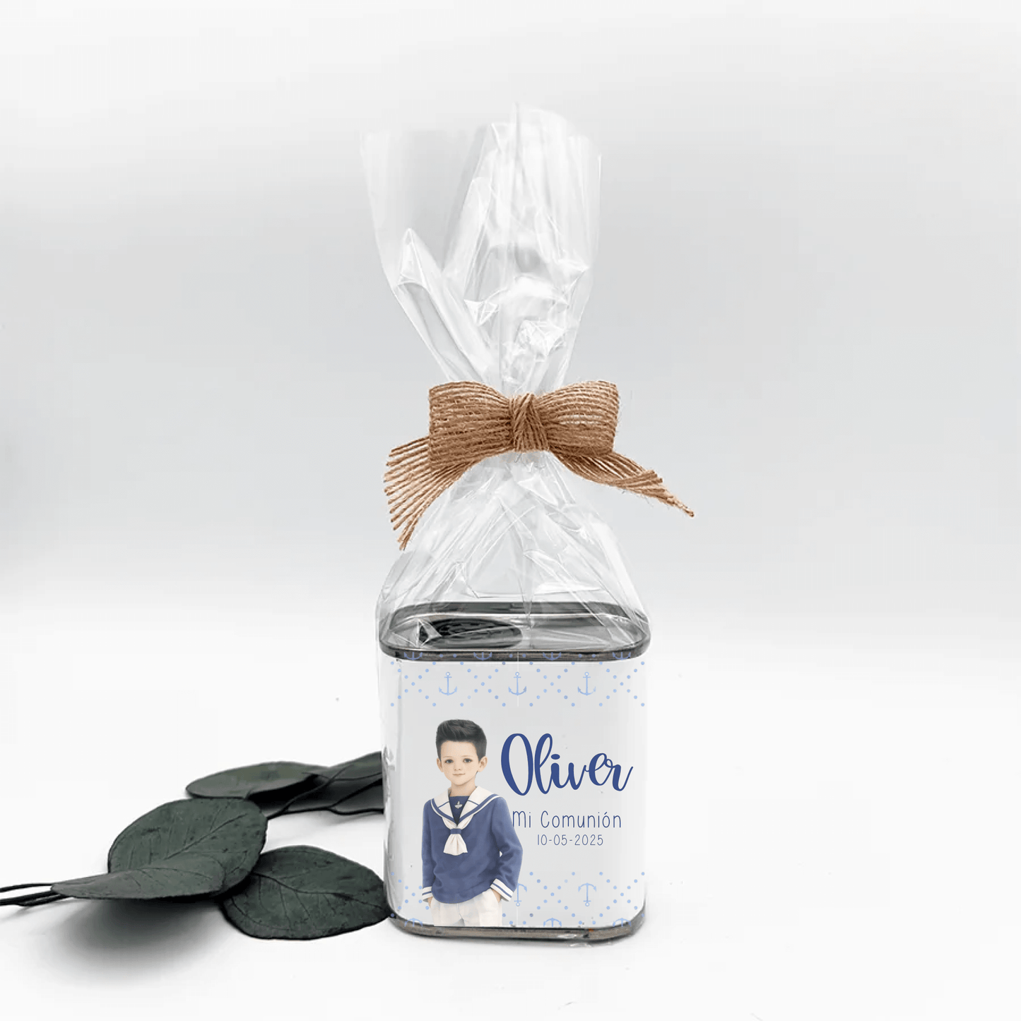 Latitas de aceite personalizadas para comunión de niño con diseño marinero y nombre.