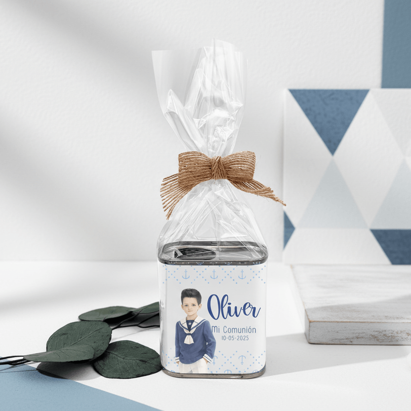 Regalo de comunión marinero para invitados con latita de aceite personalizada y presentación con yute.