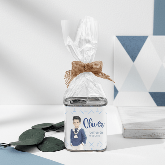 Regalo de comunión marinero para invitados con latita de aceite personalizada y presentación con yute.