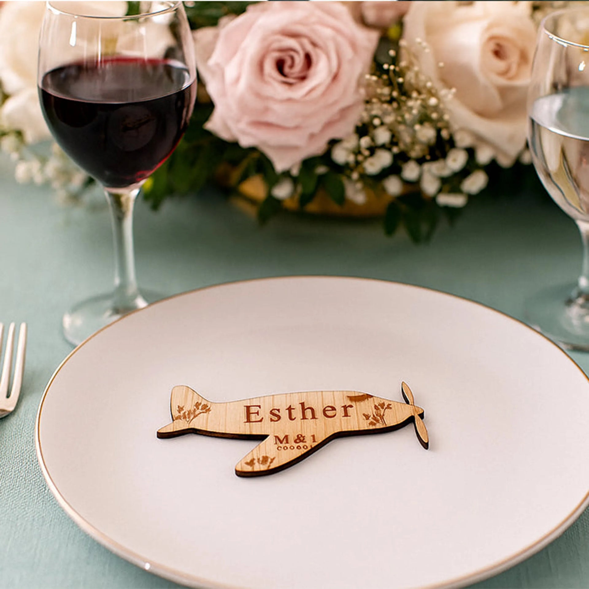 Marcasitio de avión tallado y grabado en madera con imán trasero opcional