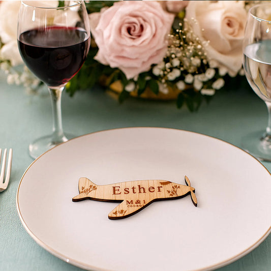 Marcasitio de avión tallado y grabado en madera con imán trasero opcional