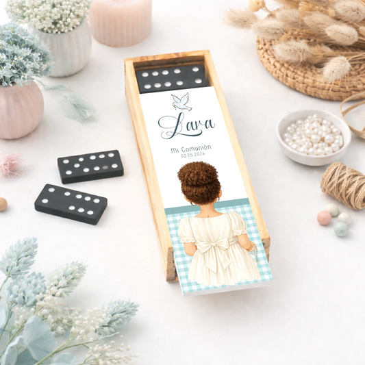 Detalle de invitados de comunión personalizado con muñeca y diseño vichy