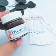 Etiquetas adhesivas personalizadas para mini Nutellas, ideales para celebraciones como bodas y bautizos. Disponibles en formatos impresos y digitales