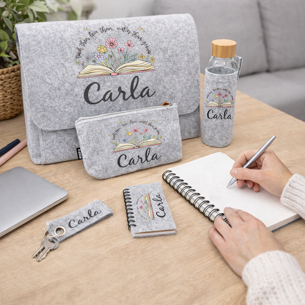 Pack regalo fin de curso para maestra con nombre impreso en diseño floral sobre fieltro gris.