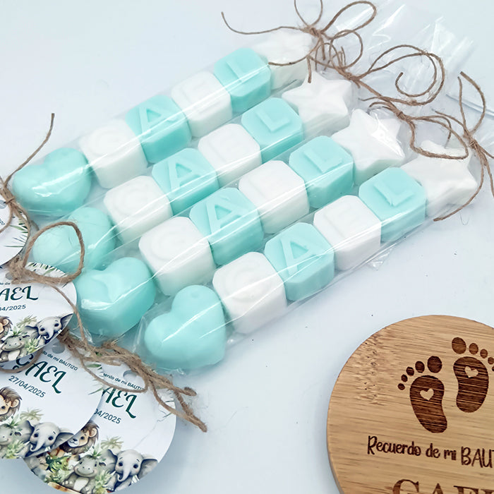 Jabones personalizados con nombre en cubitos de colores para bautizo