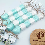 Jabones personalizados con nombre en cubitos de colores para bautizo