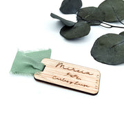 Marcasitio BODA rectangular de madera grabada con cinta de gasa verde