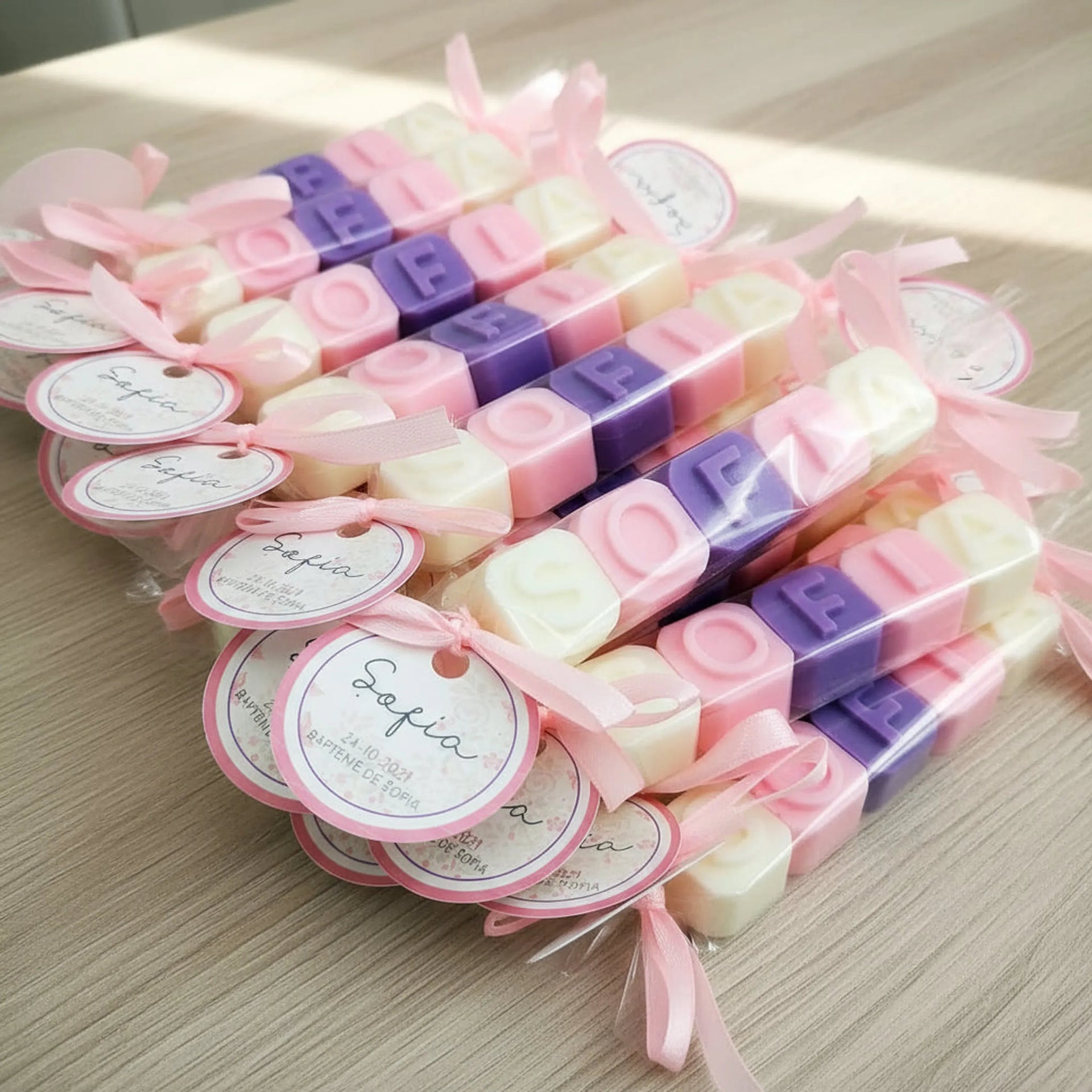 Detalle de bautizo original y personalizado con nombre de jabón caramelo