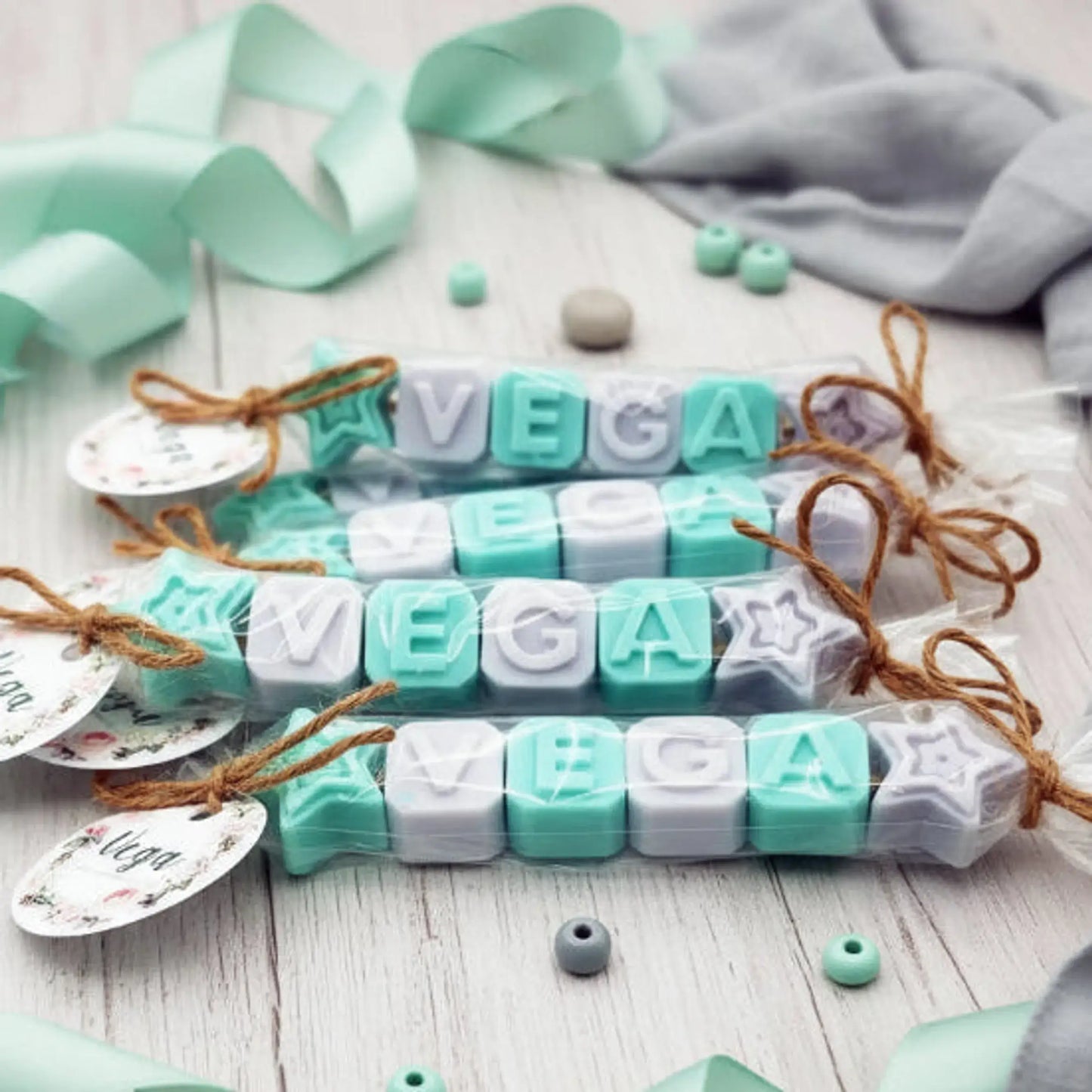 Nombres de jabón en letras de colores como recuerdo original de comunión - De moi à toi