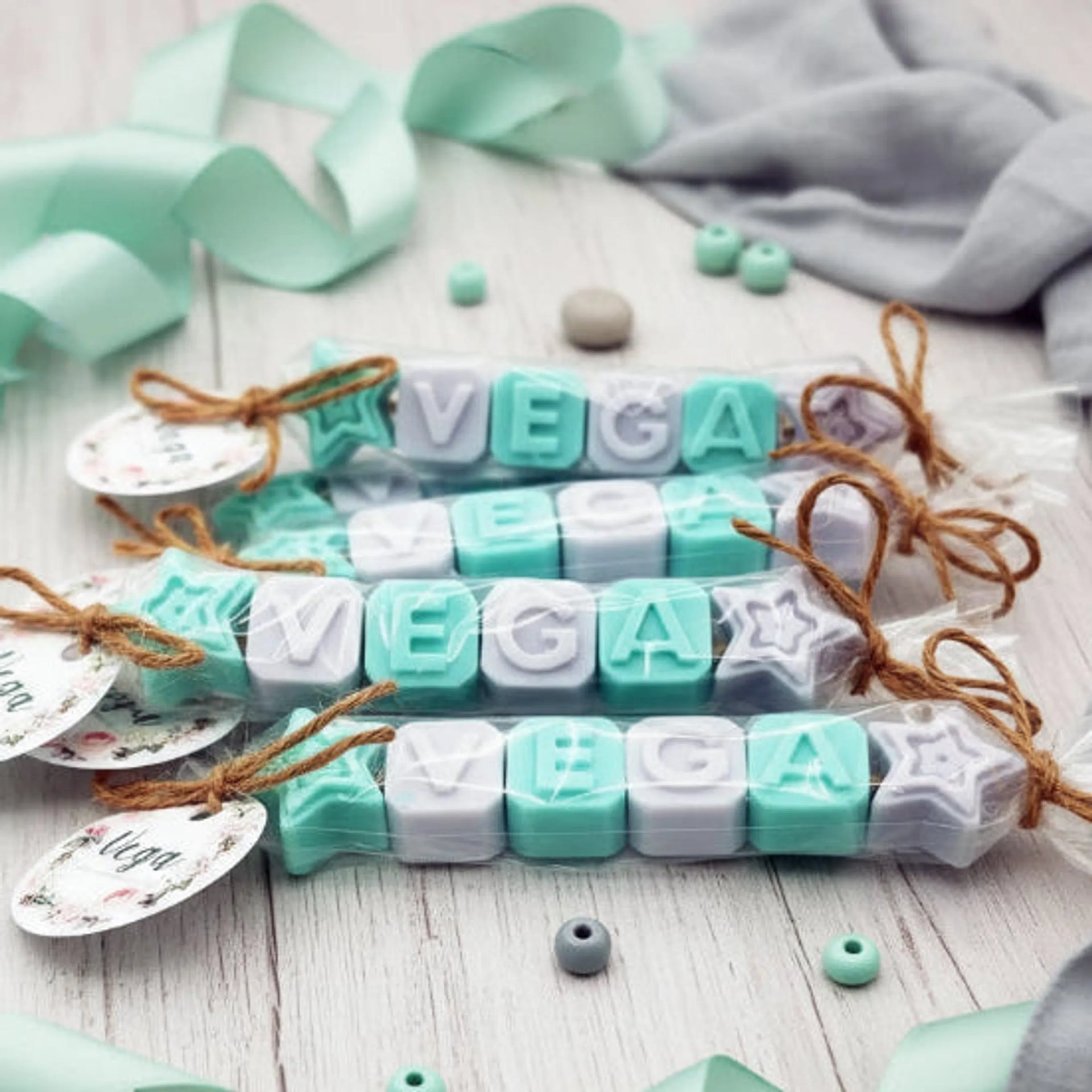 Nombres de jabón en letras de colores como recuerdo original de comunión - De moi à toi