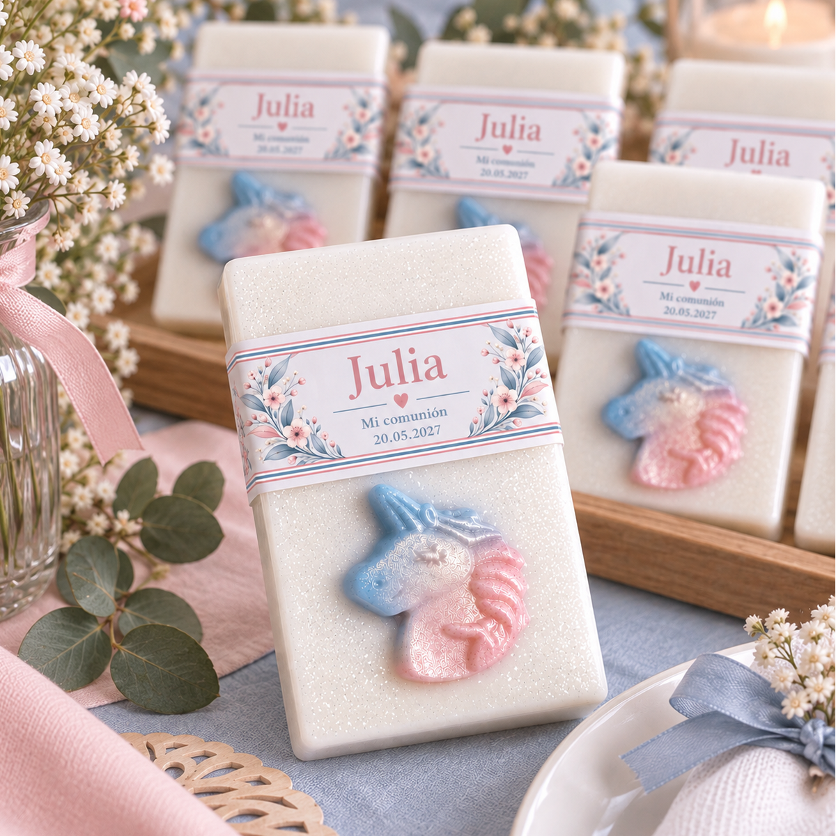 Jabón artesano blanco con unicornio en relieve rosa y azul y faja personalizada para fiestas infantiles