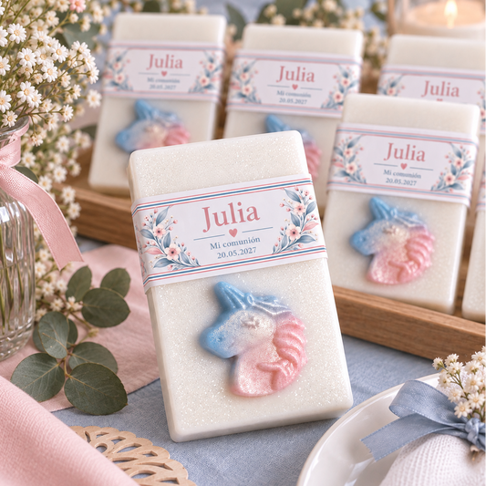 Jabón artesano blanco con unicornio en relieve rosa y azul y faja personalizada para fiestas infantiles