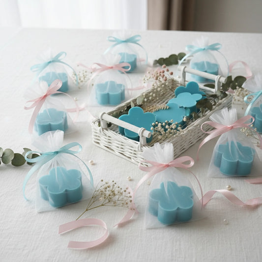 detalle de jabón en forma de flor color turquesa, presentación en bolsa de organza blanca