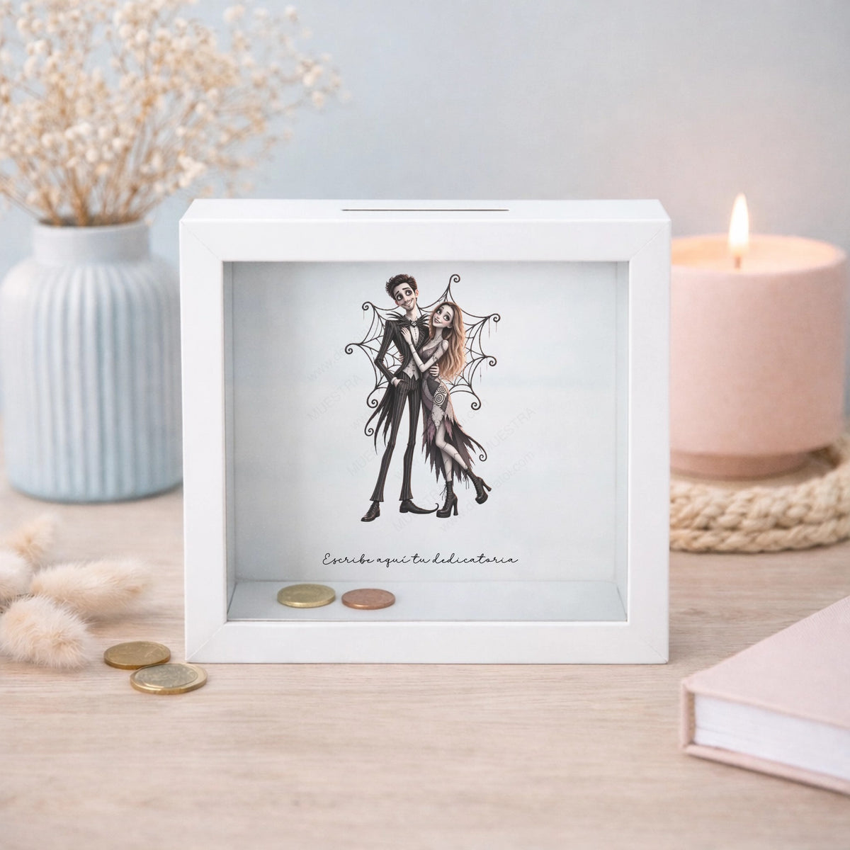 Hucha personalizada con caricatura de pareja estilo Jack Skellington y dedicatoria, regalo navideño original