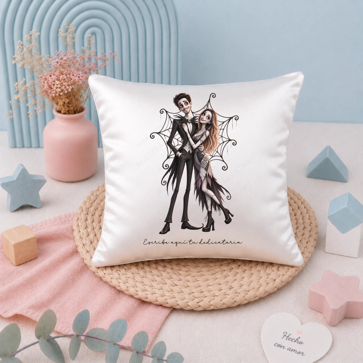Cojín decorativo 19x19 con caricatura de pareja estilo Jack Skellington y dedicatoria personalizada