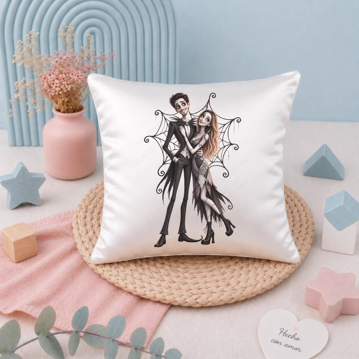 Cojín personalizado 19x19 con caricatura navideña de pareja estilo Jack Skellington, impresión completa