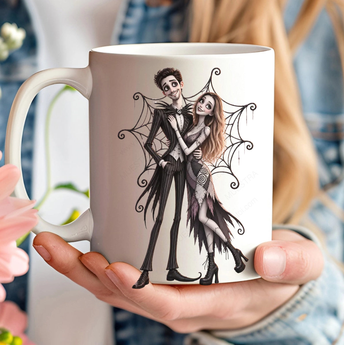 Taza personalizada con caricatura navideña de pareja estilo Jack Skellington, impresión completa