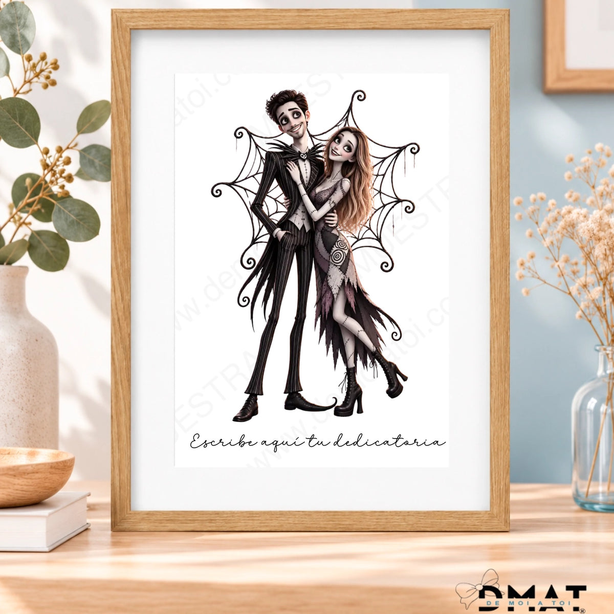 Cuadro A4 con marco de madera, caricatura de pareja estilo Jack Skellington y dedicatoria personalizada