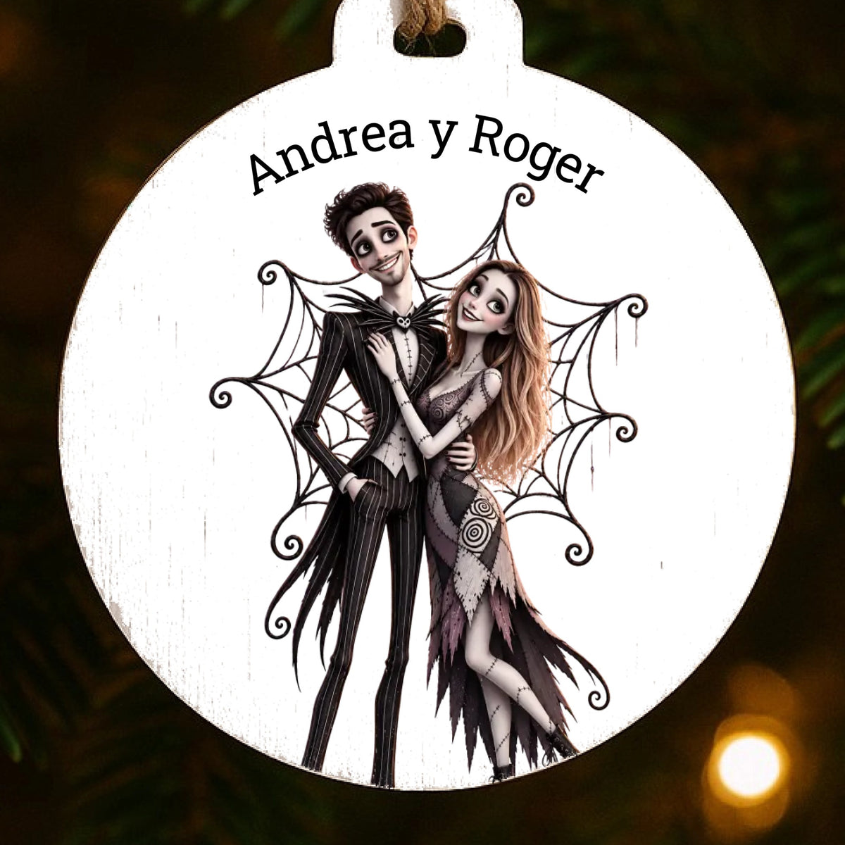 Bola de Navidad de madera personalizada con caricatura de pareja estilo Jack Skellington y nombres