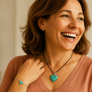Conjunto de acero inoxidable con turquesa presentado en caja de regalo, ideal para sorprender a mamá en su día.