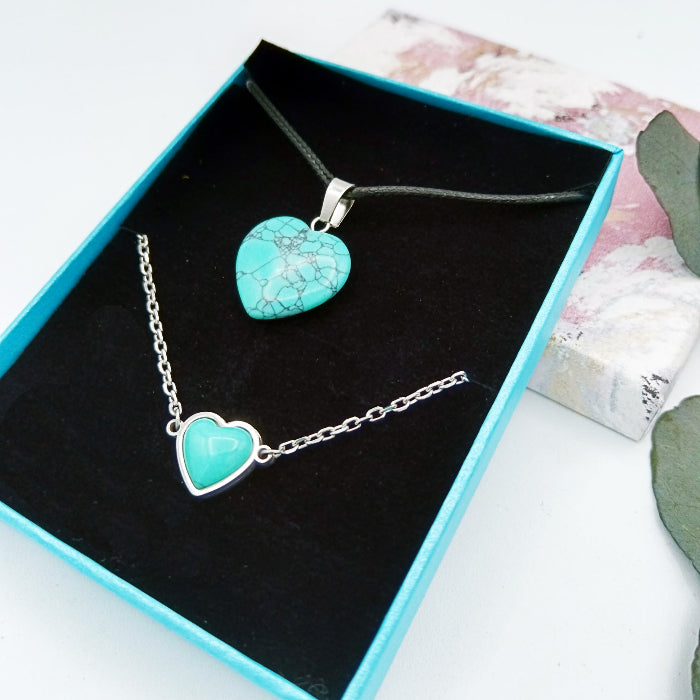 Joyas con turquesa natural como símbolo de protección y amor, un regalo único para madres especiales.