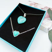 Joyas con turquesa natural como símbolo de protección y amor, un regalo único para madres especiales.