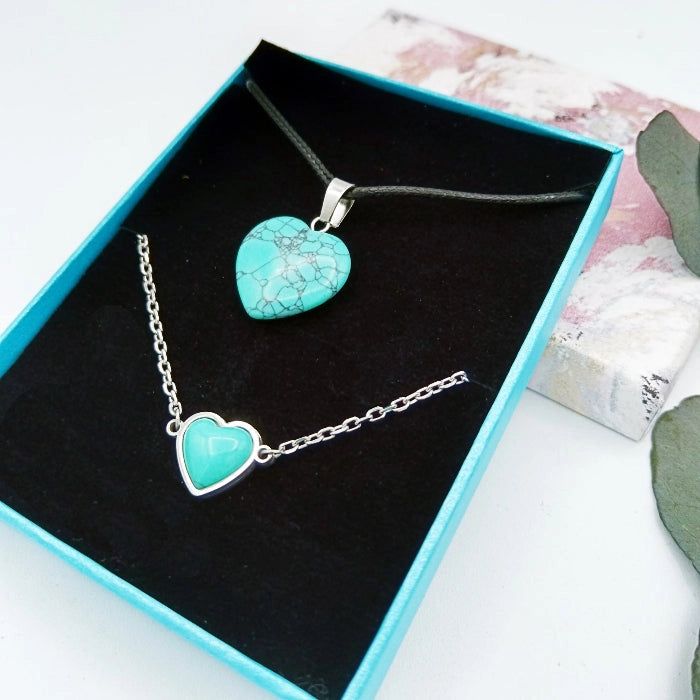 Joyas con turquesa natural como símbolo de protección y amor, un regalo único para madres especiales.