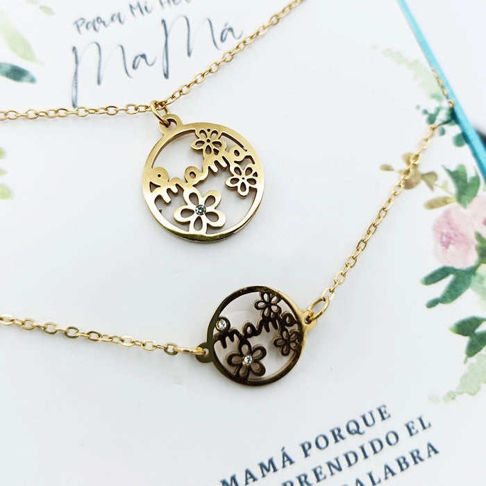 Pulsera con la palabra mamá y detalles florales, perfecta para regalar en el Día de la Madre