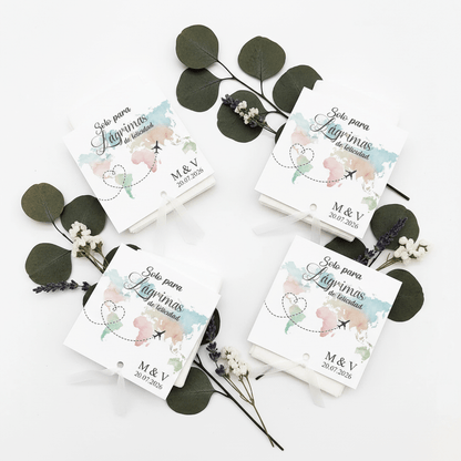 Lágrimas de felicidad personalizadas para boda diseño viajeros presentadas con hojas de eucalipto