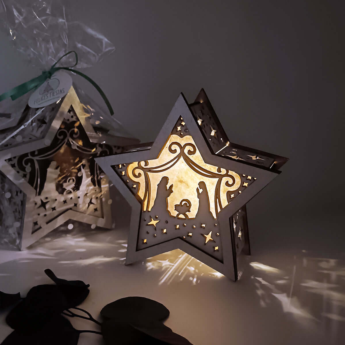 Lámpara de madera en forma de estrella con pesebre iluminado por luces LED, hecha y pintada a mano.