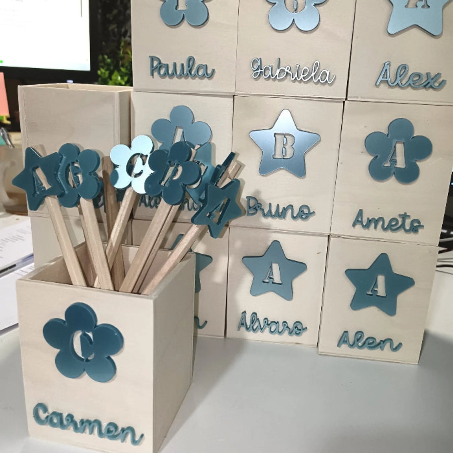 Lapicero de madera con nombre en acrílico infantil (opción con lápiz)