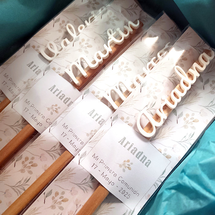 Lápices personalizados con nombres como recuerdo de comunión o marcasitios - De moi à toi
