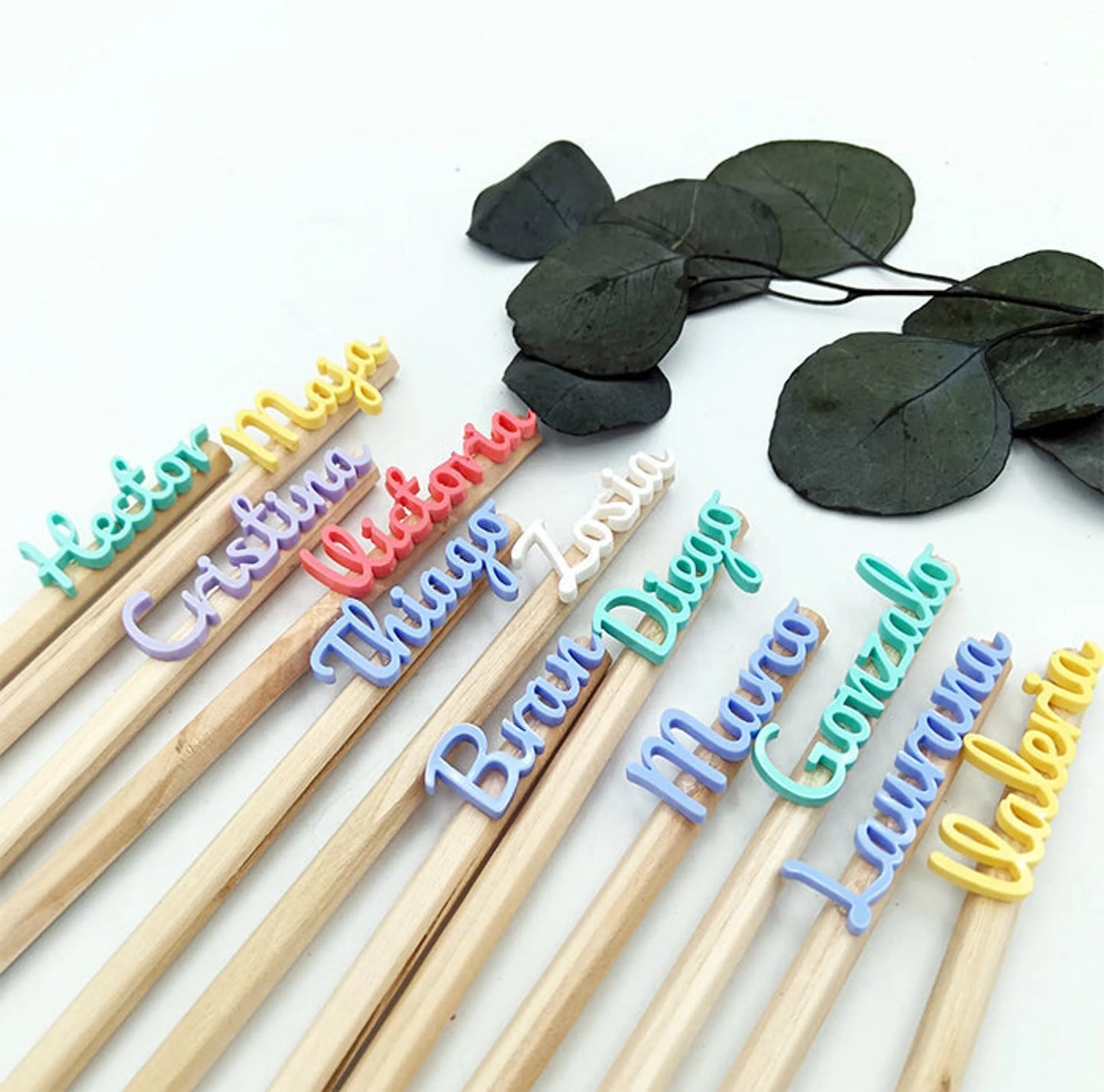 Lapices de madera personalizados con nombres para invitados 
