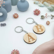 Llavero de madera inicial grabada - Detalle de invitados y marcasitios - DE MOI À TOI