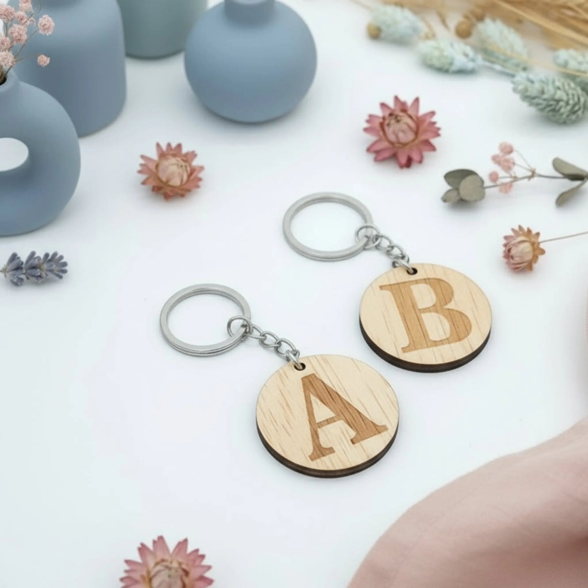 Llavero de madera inicial grabada - Detalle de invitados y marcasitios - DE MOI À TOI