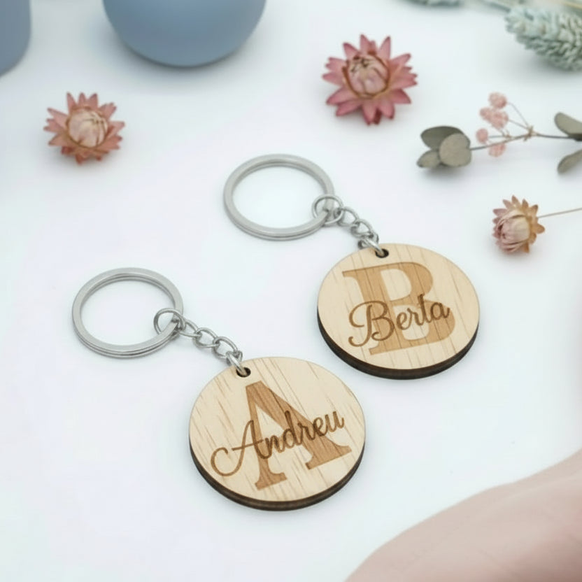 Llavero de madera inicial grabada - Detalle de invitados y marcasitios - DE MOI À TOI