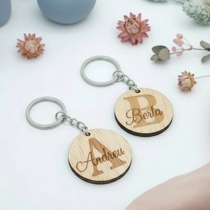 Llavero de madera inicial grabada - Detalle de invitados y marcasitios - DE MOI À TOI