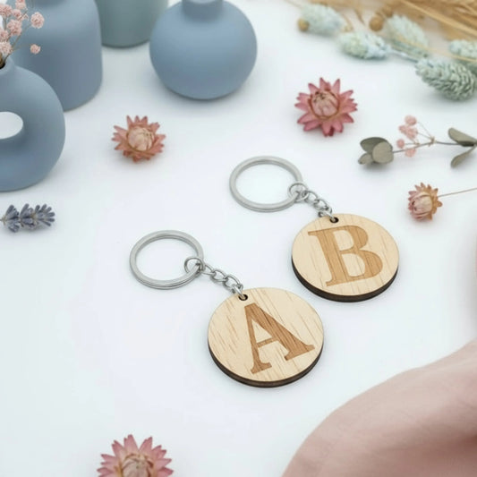 Llavero de madera inicial grabada - Detalle de invitados y marcasitios - DE MOI À TOI