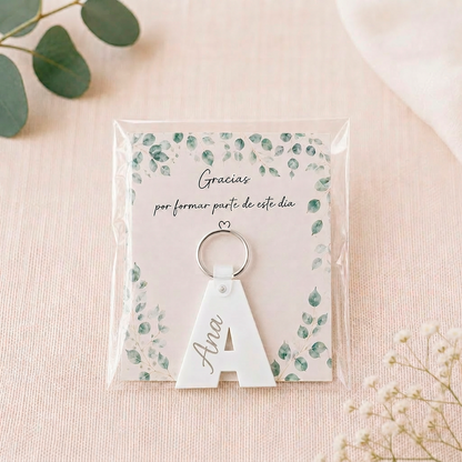 Llavero de acrílico blanco personalizado con inicial y nombre grabado a láser