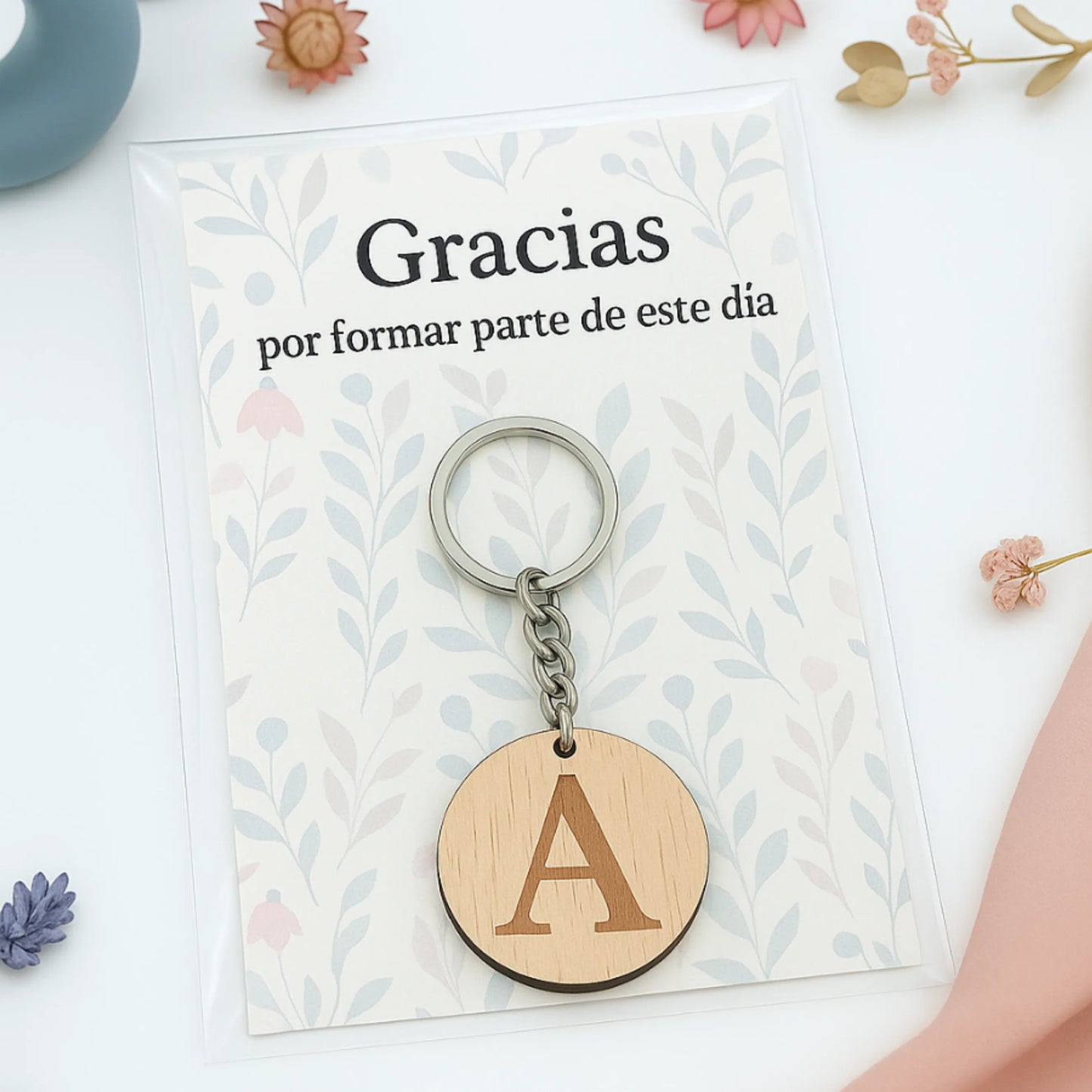 Llavero madera con inicial como detalle de invitados de boda, bautizo, comuniones o celebraciones. De moi à toi