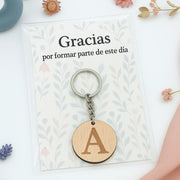 Llavero madera con inicial como detalle de invitados de boda, bautizo, comuniones o celebraciones. De moi à toi