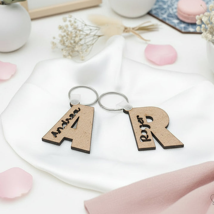Llavero de madera personalizado con inicial y nombre