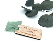 Marcasitio de madera para bodas grabado con nombres
