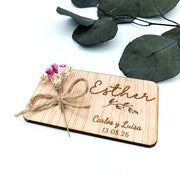 Marcasitio rectangular de madera con flores preservadas y lazo de cuerda