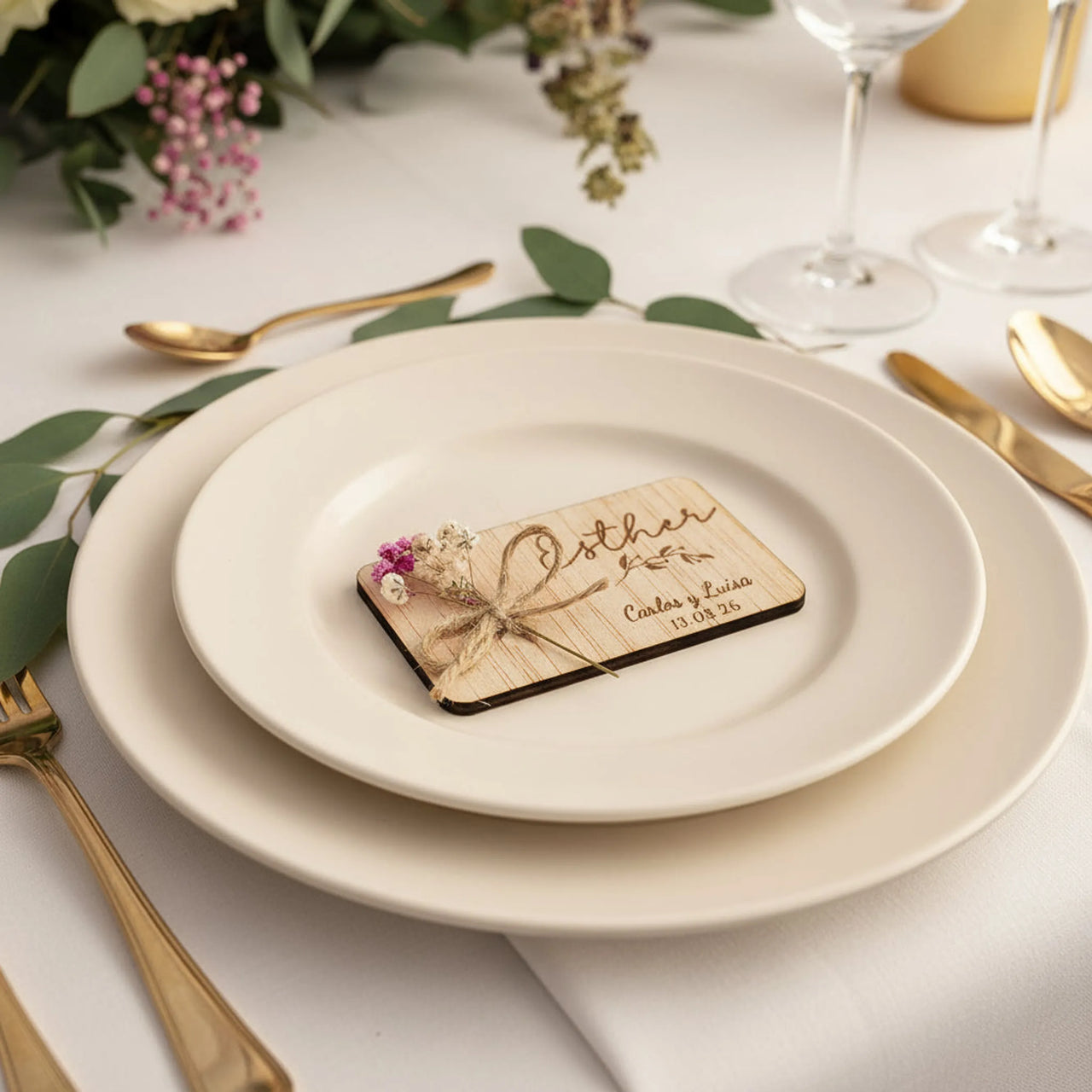 marcasitio de madera personalizado con flores preservadas naturales