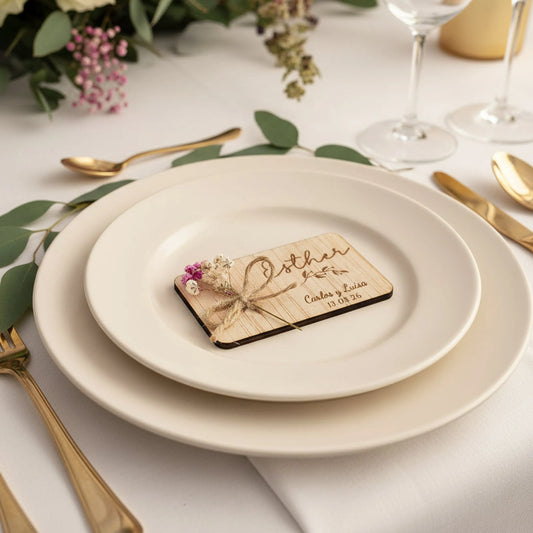 marcasitio de madera personalizado con flores preservadas naturales